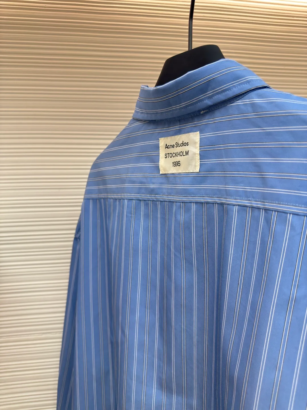 Acne Studios 1996 logo striped shirt ●Authentic product: 5500 purchase and development ●Item number: 1680333-B05 ●Fabric: Three-color soft light Tencel cotton rhyme woven striped fabric ●Technology: Positioning cutting machine ●Version: Fitted version ●Weight: about 315 grams ●Size: 44-46-48-50 ●Description: Customized three-color soft light Tencel cotton rhyme woven striped fabric with excellent texture and comfortable skin fit With classic blue as the main tone, it is dynamic and energetic, fresh and elegant. The distribution of black and white stripes is staggered, delicate and smooth. The Acne Studios1996 logo label is embellished on the back, carrying the origin and history of the brand, and pushing the retro atmosphere to a climax. The details reveal a sense of luxury, and the beauty of layers is all in the stripes. Infrared positioning cutting machine uses infrared emitters and infrared receivers to achieve precise positioning of materials. The accuracy can reach the micron level, thereby meeting the effect of high-precision cutting of plaid alignment. The middle heat transfer position uses advanced positioning tools to ensure the alignment marks on the clothing, and then professionally trims the heat transfer edges to achieve high-precision alignment. The overall wiring is straight and delicate, the fabric is comfortable and soft, and the color is consistent without color difference. It can be matched with the same style to create a fashionable look and control various occasions. Customized accessories, complete with three standards, same style for men and women!